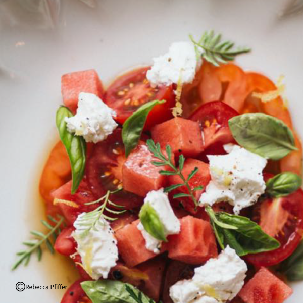 Tomaten-Wassermelonen-Salat mit Ziegenfrischkäse